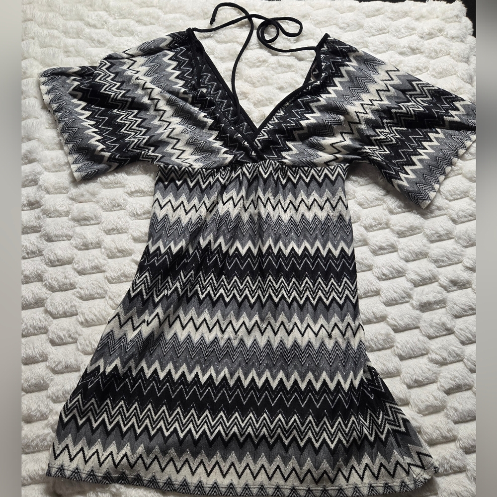 Black & white chevron patterned mini dress with V-neck and short sleeves